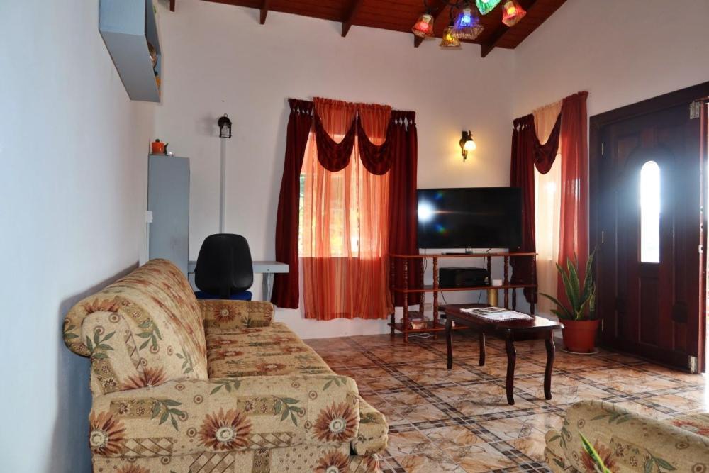 Elegant Rays Apartment- Golf Course , Grenada Grand Anse Bagian luar foto